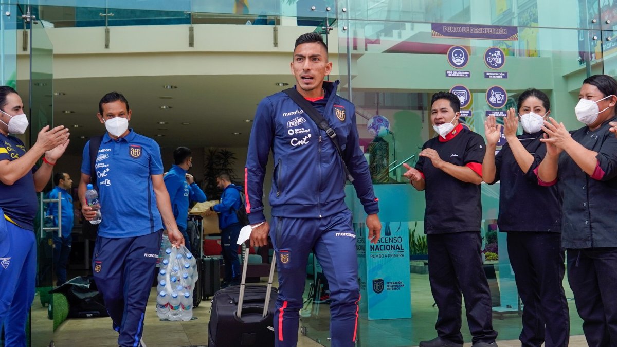 Ángel Mena se dirige al bus de la Tricolor mientras los empleados de la Casa de la Selección le hacen una calle de honor.