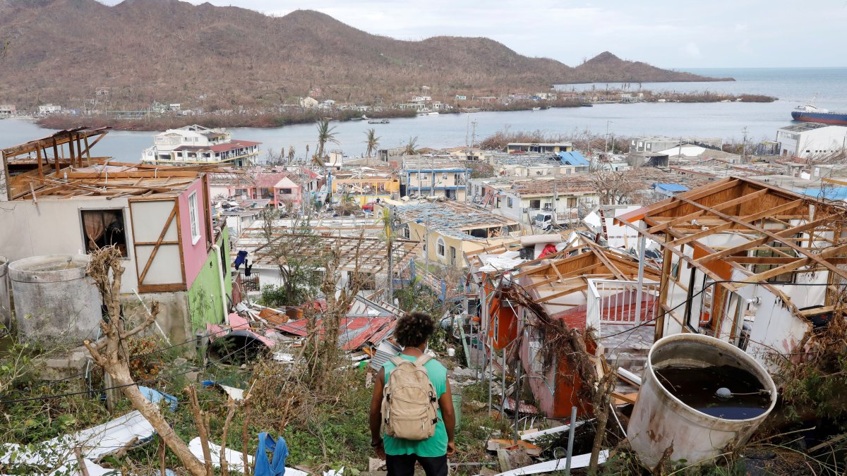 San Andrés (Colombia). Un hombre observa los daños que dejó el huracán Iota.