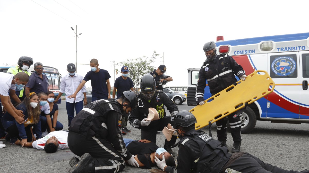 Interés. El simulacro de accidente de tránsito llamó la atención de diferentes conductores y transeúntes que pasaban por el punto duraneño.