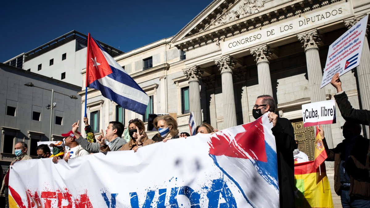 MADRID, 15/11/2021.- Concentración en apoyo a la oposición cubana a las puertas del Congreso de los Diputados en Madrid EFE/Luca Piergiovanni