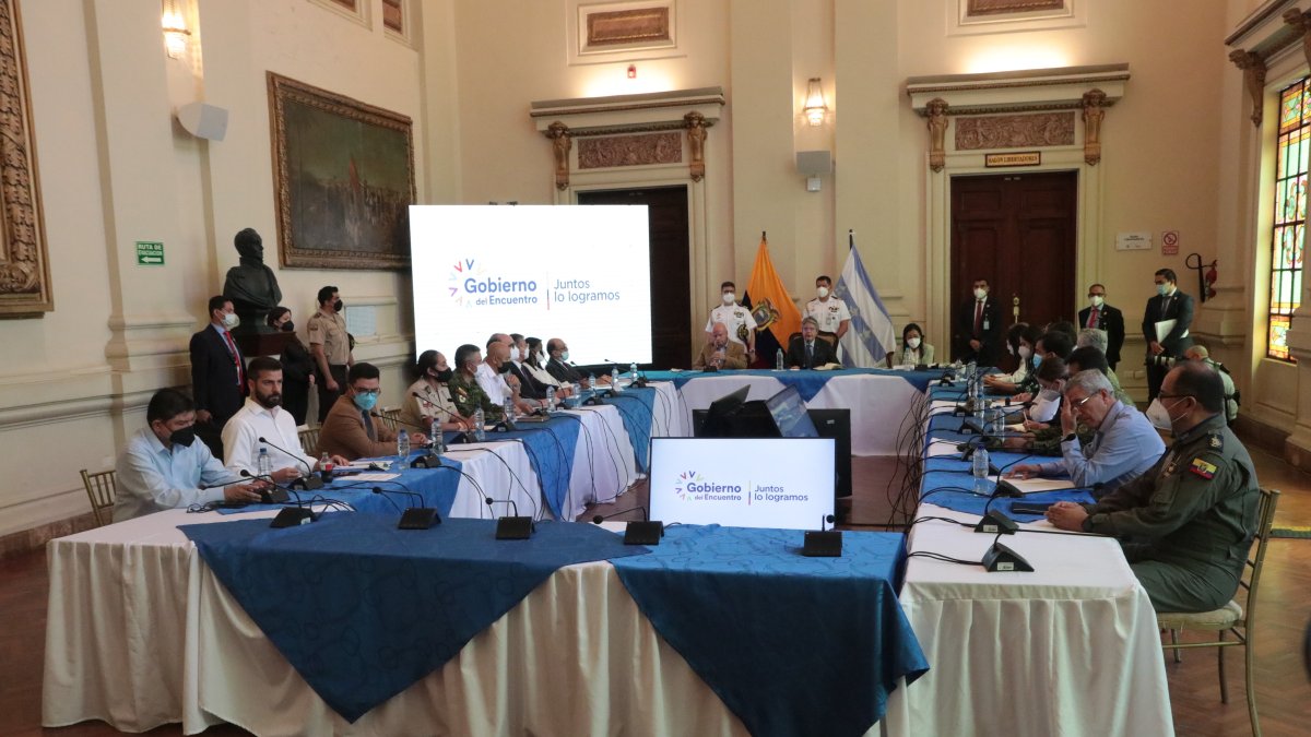 Luego de cinco horas de reunión, el presidente anunció las medidas adoptadas en el gabinete de crisis que sesionó también el sábado y domingo.