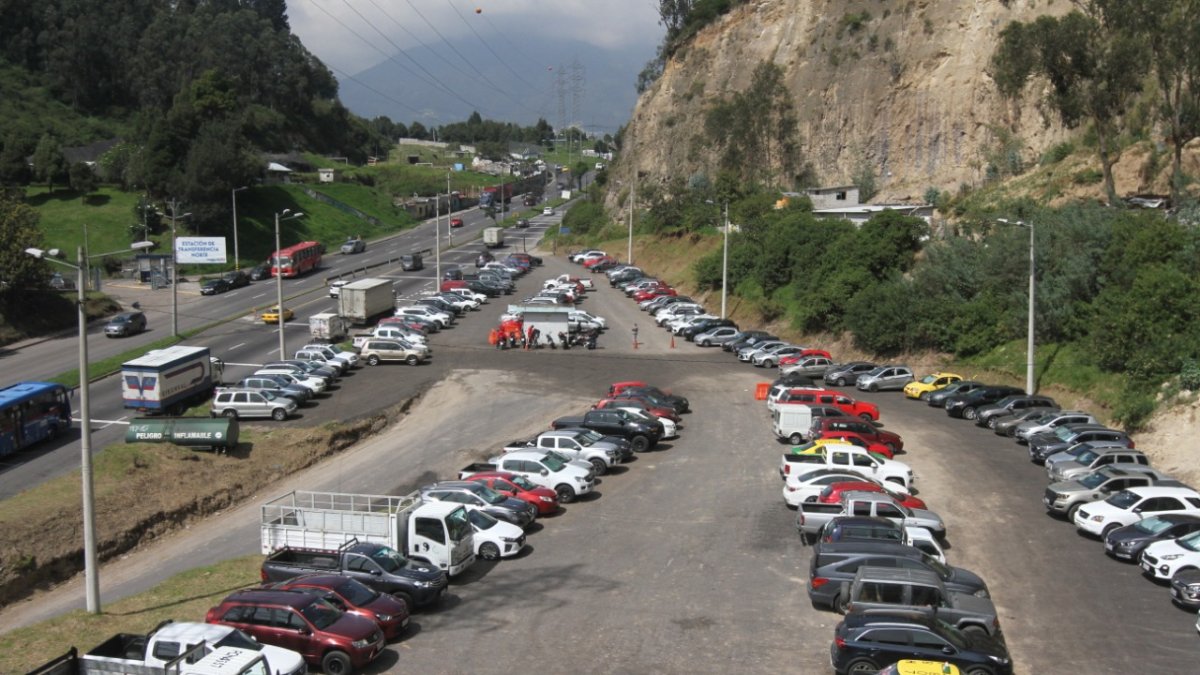 Parqueos. El estacionamiento de borde de Zámbiza se llena casi en su capacidad máxima.