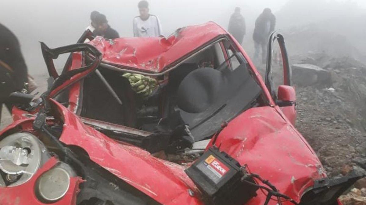 Este vehiculo fue víctima de la caída de rocas en esa peligrosa vía que une a la costa con el Austro. sus dos ocupantes están heridos.