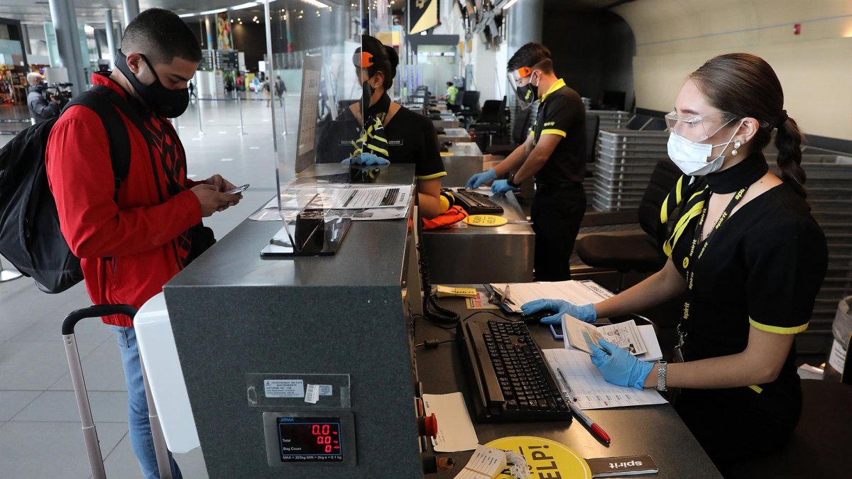 Imagen de archivo de un pasajero se registra para tomar su vuelo.