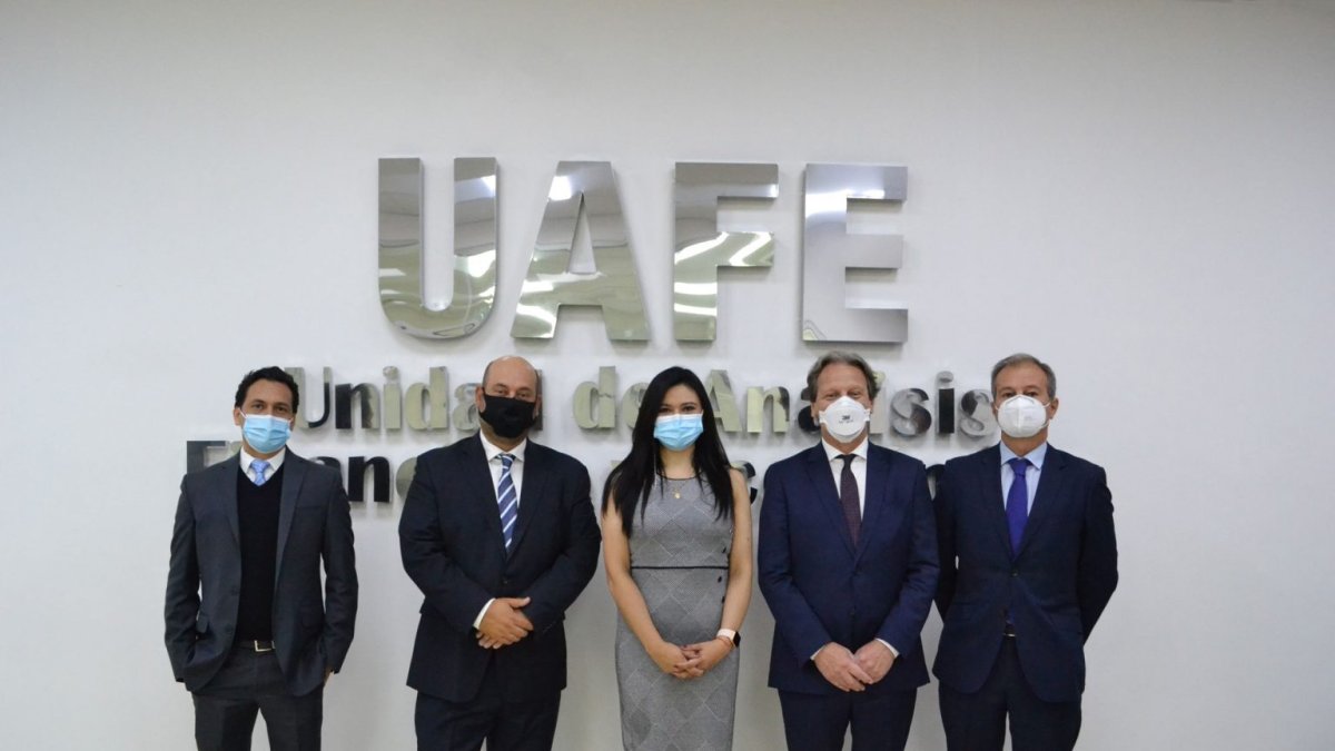 Cita Los representantes de GAFILAT junto con Carla Mera Proaño, directora de la UAFE.