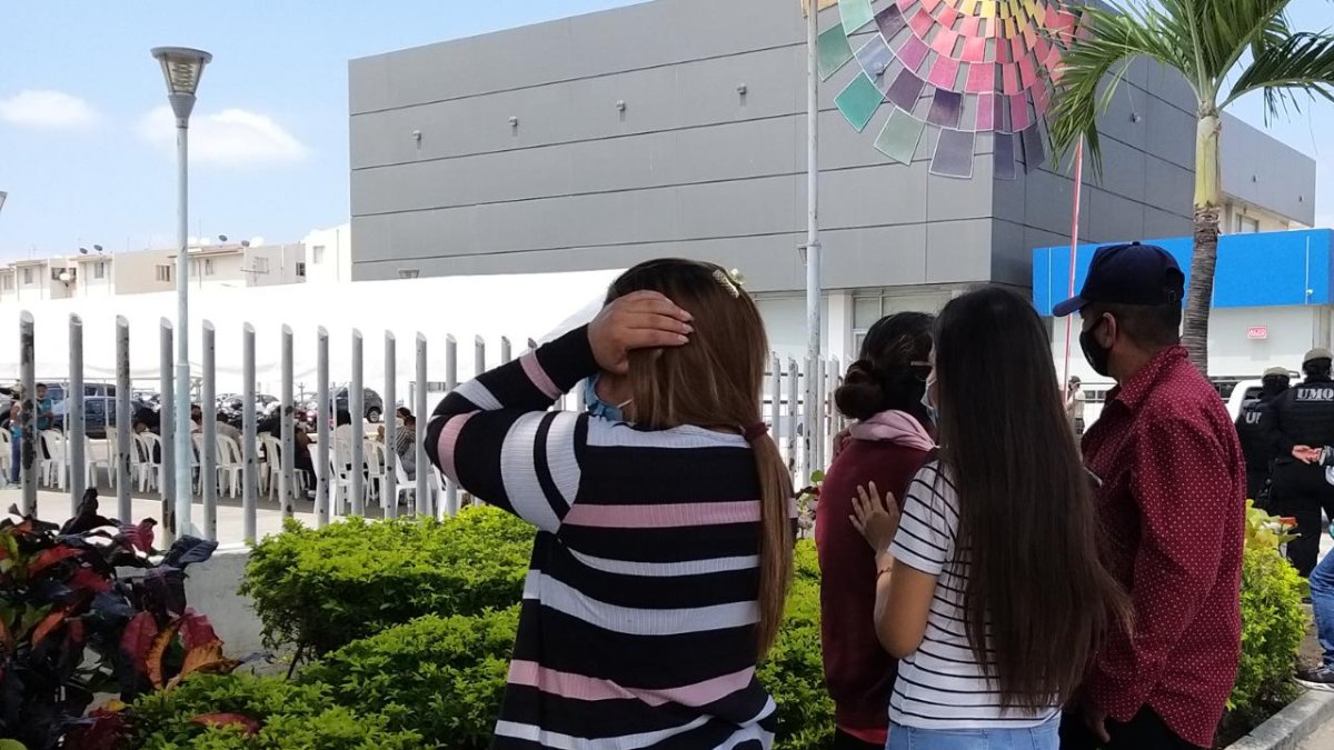 Los familiares de uno de los reos asesinados, peregrinan fuera de la morgue, en Guayaquil.