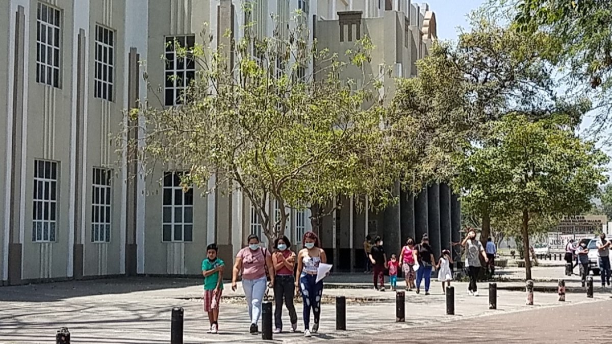 Padres de familia y escolares acuden al centro de vacunación del colegio nacional Vicente Rocafuerte, de Guayaquil, este martes 16 de noviembre de 2021.