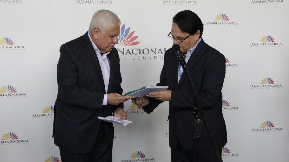 Asamblea. El ministro Marcelo Cabrera entregó información al legislador Fernando Villavicencio, presidente de la Comisión de Fiscalización.