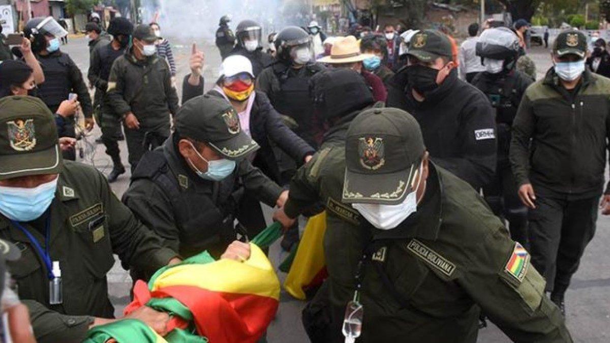 Policías bolivianos se enfrentan con manifestantes en Santa Cruz y otras ciudades.