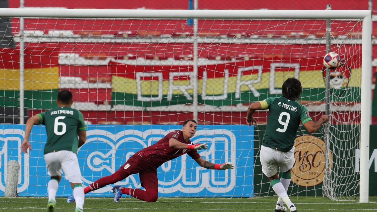 Marcelo Martins (d) de Bolivia falla un penalti ante Fernando Muslera de Uruguay, durante un partido de las eliminatorias sudamericanas rumbo al Mundial de Qatar 2022.