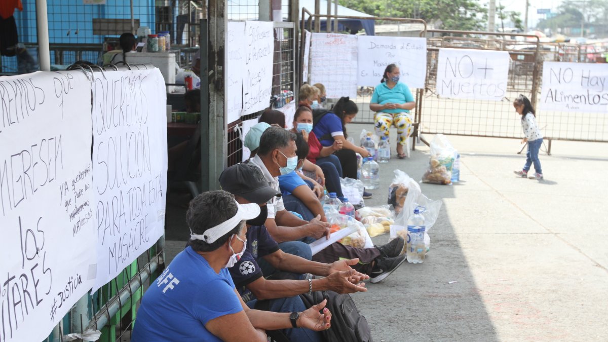 Familiares de personas detenidas en la Penitenciaría del Litoral aguardan información sobre el estado de sus parientes. Exigen se paren las muertes.