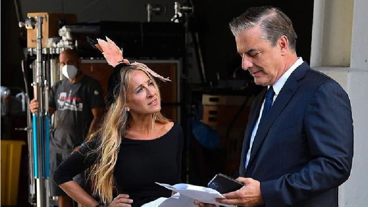 Ambos pintan canas, pero las de Sarah Jessica Parker han sido criticadas. Las de John James Preston, alabadas.