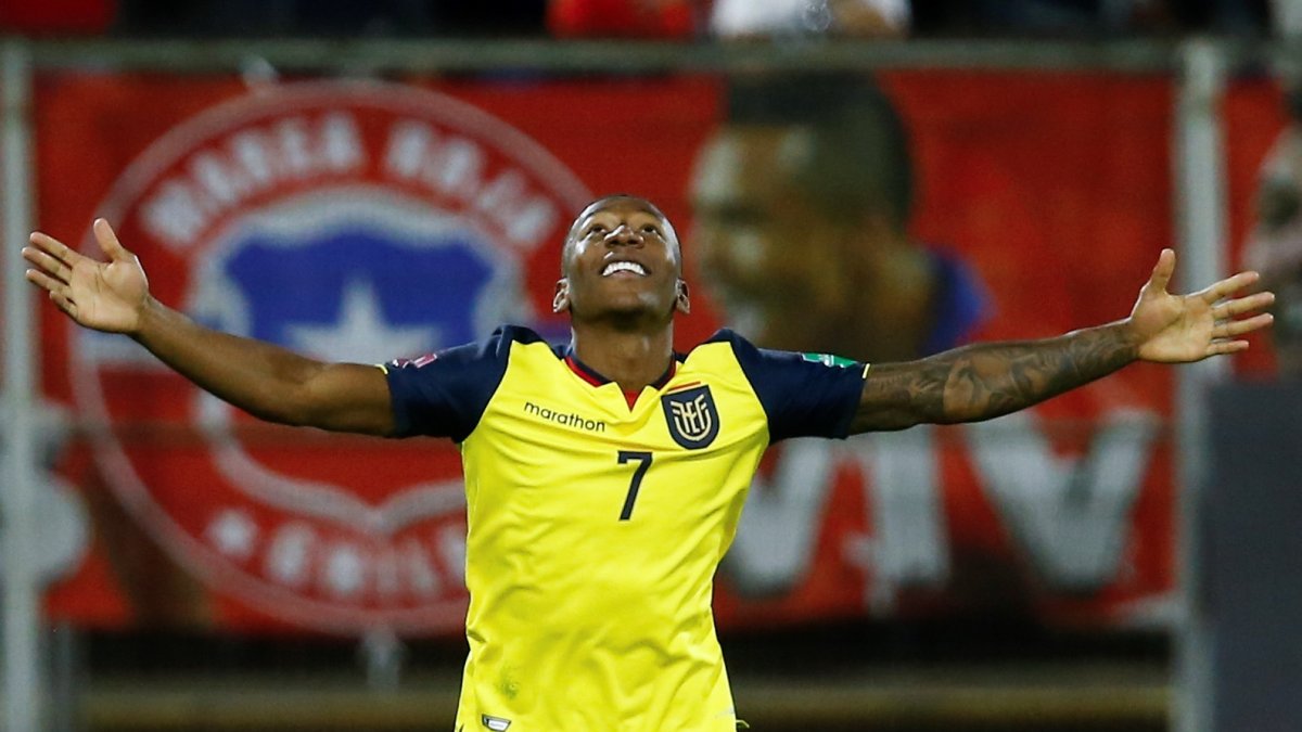 Pervis Estupiñán de Ecuador celebra el primer gol ante Chile en el estadio San Carlos de Apoquindo