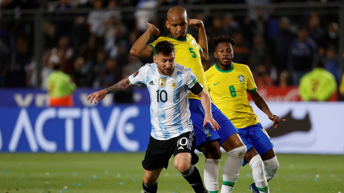 Lionel Messi (i) de Argentina disputa el balón con Fabinho de Brasil en un partido de las eliminatorias sudamericanas para el Mundial de Qatar 2022.