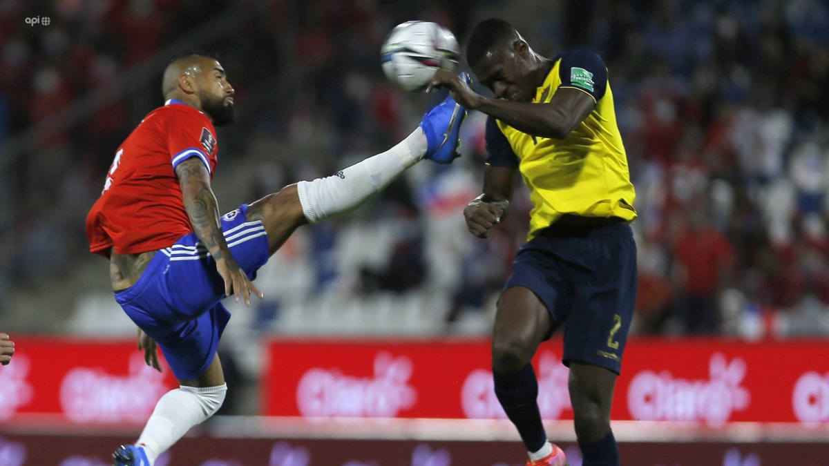 El jugador de la seleccion chilena Arturo Vidal golpea a Félix Torres durante el partido clasificatorio al mundial de Qatar 2022. Por esa acción se fue expulsado