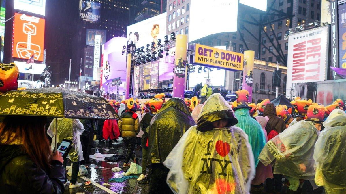 Vista de personas celebrando el año nuevo en Times Square, Nueva York, en 2018