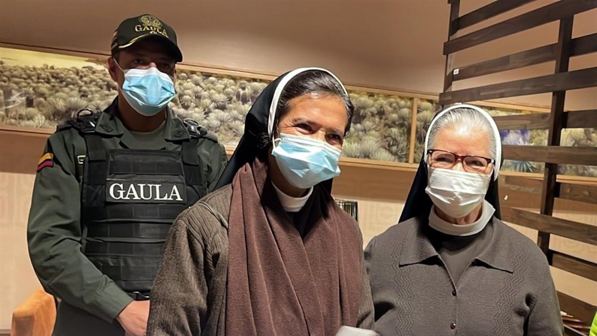 Fotografía cedida por el Gaula de la Policía de Colombia de la religiosa Gloria Cecilia Narváez (c) a su llegada al aeropuerto El Dorado de Bogotá (Colombia).