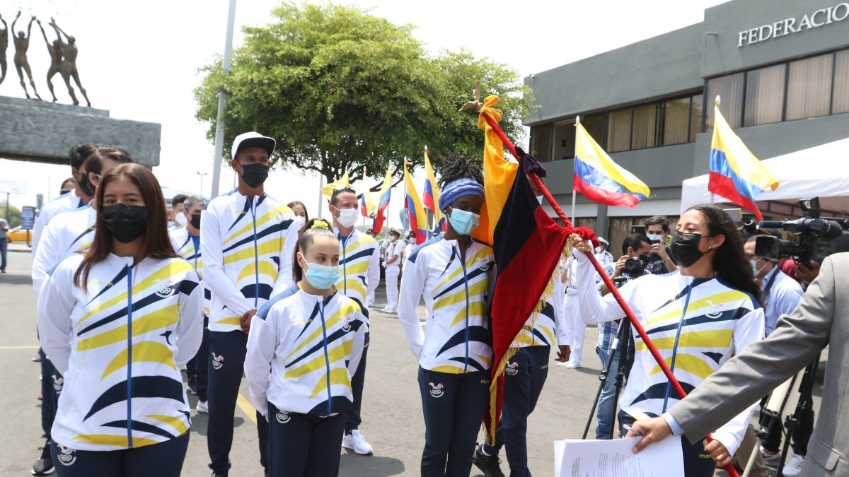 La patinadora María Loreto fue quien llevó la bandera ecuatoriano en reemplazo de la luchadora, Lucía Yépez.