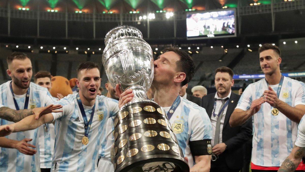 Lionel Messi de Argentina besa, el 10 de julio de 2021, el trofeo de la Copa América, tras la final de la Copa América contra Brasil en el estadio Maracaná de Río de Janeiro (Brasil).