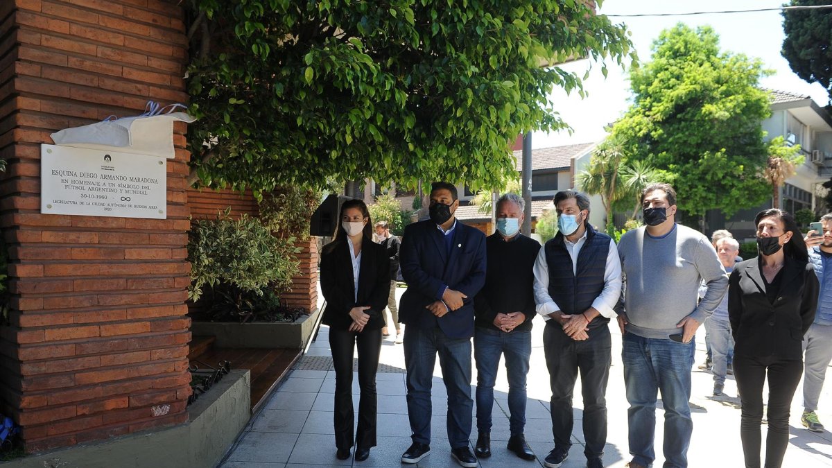 Legisladores porteños participan en un homenaje al fallecido futbolista Diego Maradona, en Buenos Aires