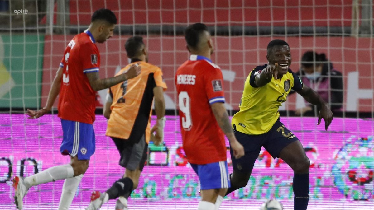 Moisés Caicedo (derecha) celebra el segundo gol ecuatoriano ante Chile. El volante recuperó el nivel gracias a que cambió de club y cuenta con más minutos de competencia.