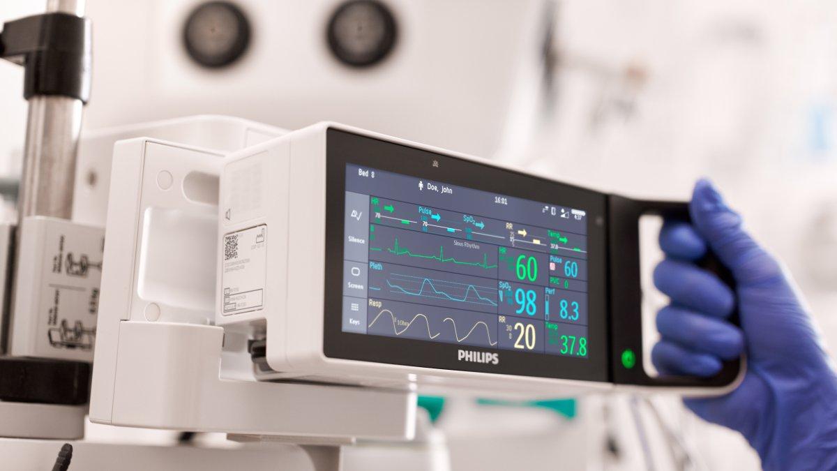 Un monitor portátil permite supervisar a los pacientes sin interrupción ni conexión de cables.