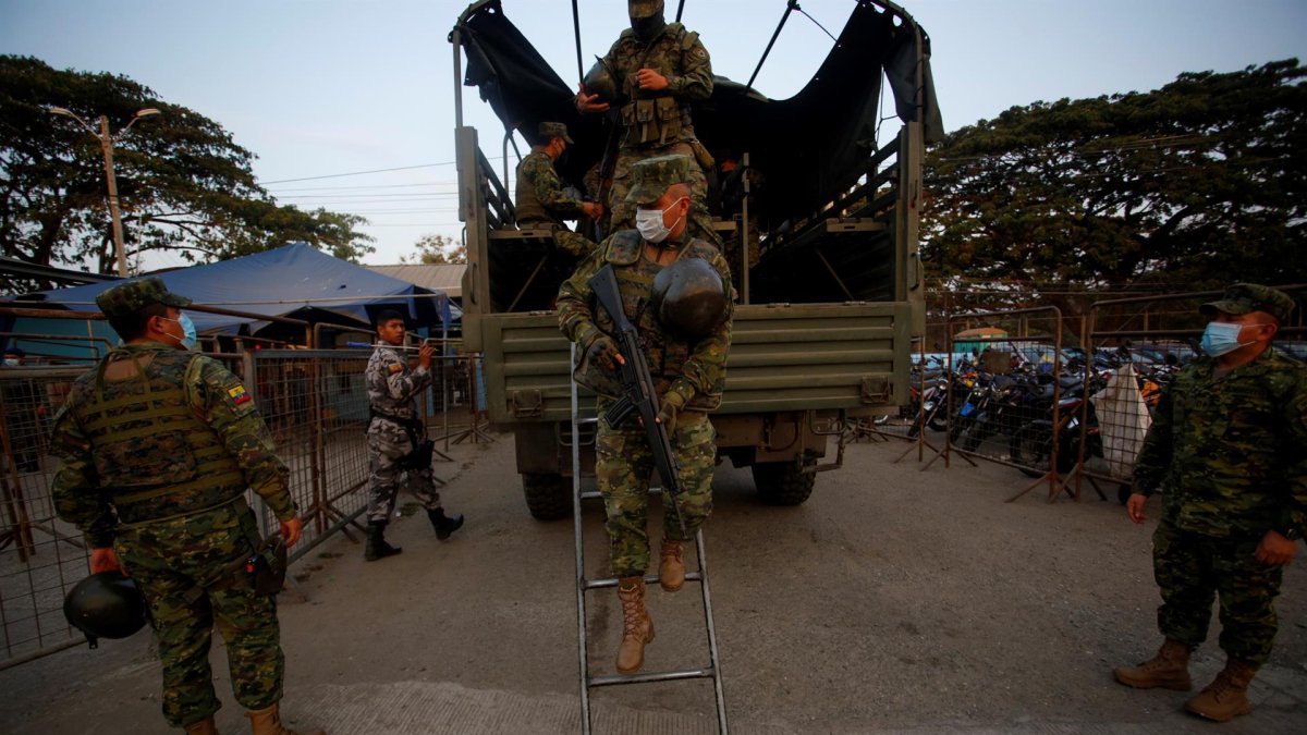 Militares ecuatorianos llegan a la Penintenciaría del Litoral, en Guayaquil (Ecuador), tras una violenta masacre el pasado sábado que dejó 68 reos muertos, en una fotografía de archivo.