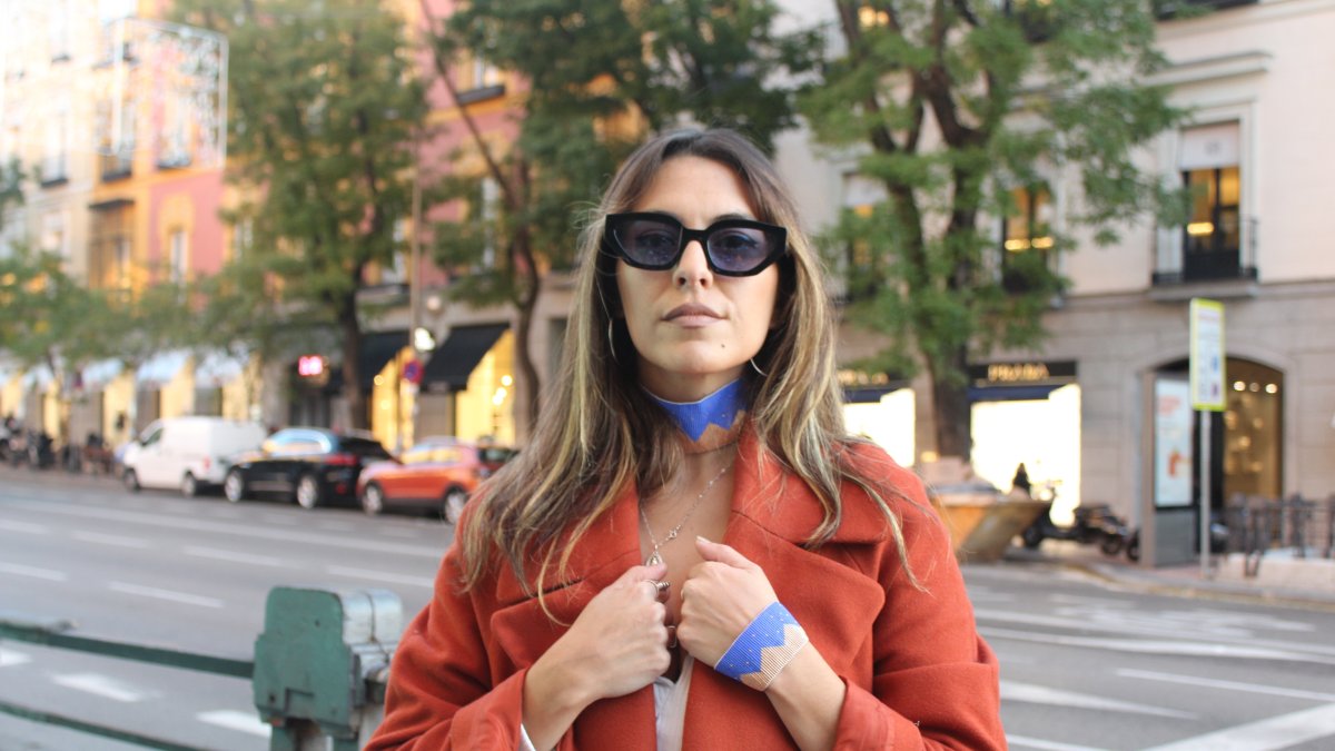 La sensación de falta de una identidad propia que la invadió en la adolescencia fue mutando a una certeza y aceptación de lo que es. Y aquello es lo que marca su estilo.