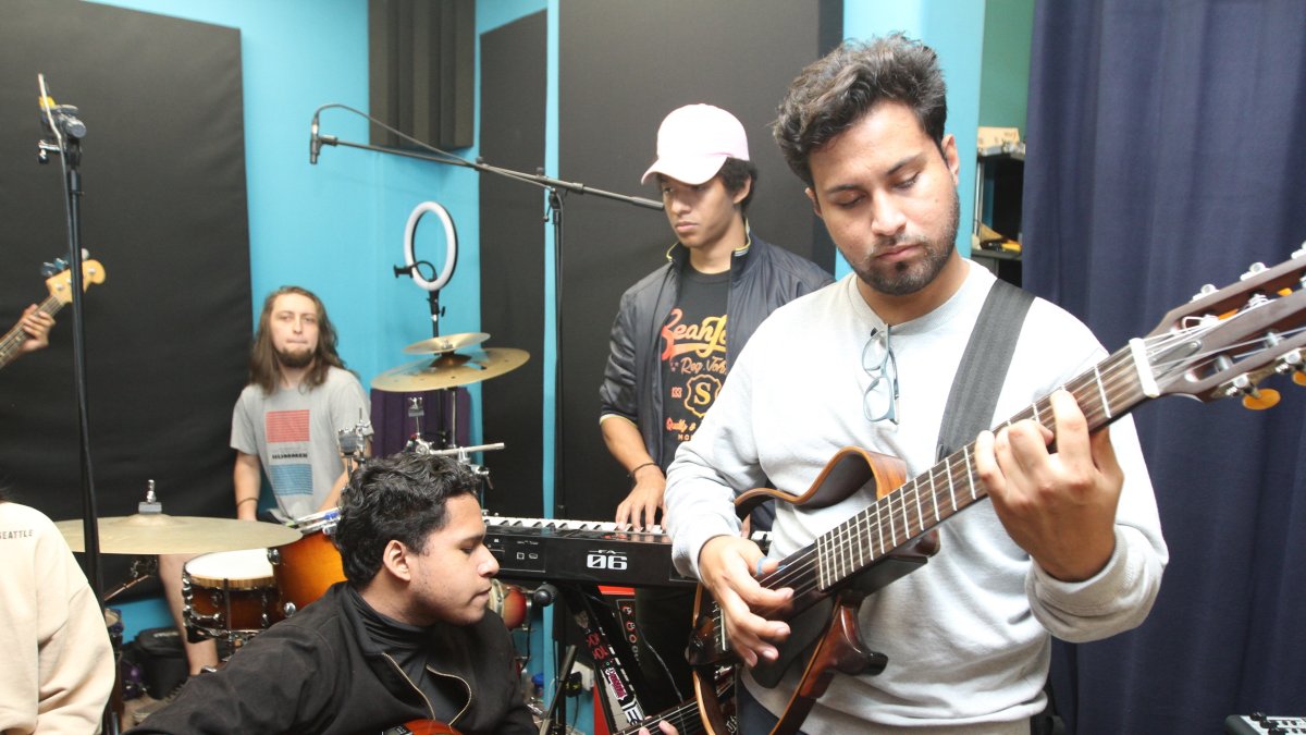 Desde su llegada a Ecuador, Chalén se dedicó a armar repertorios que llamen la atención de los jóvenes.