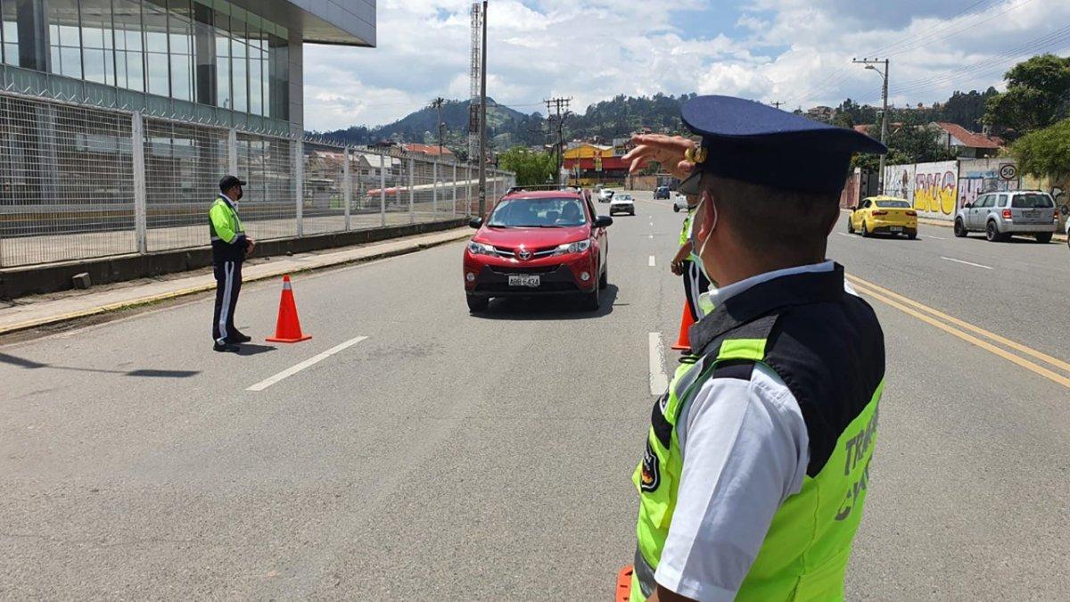 Agentes de la CTE dirigen y controlan el tránsito en una de las calles de Cuenca.