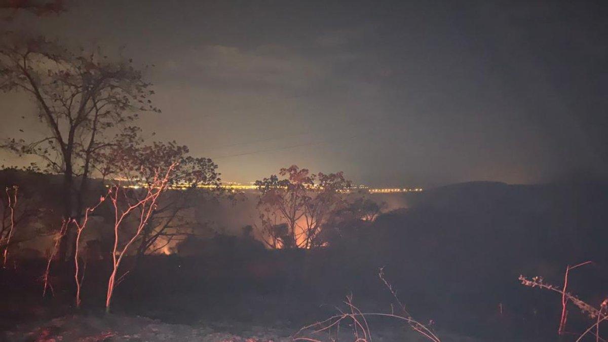 Hecho. Al menos cuatro unidades de combate contra incendios acudieron al sitio.