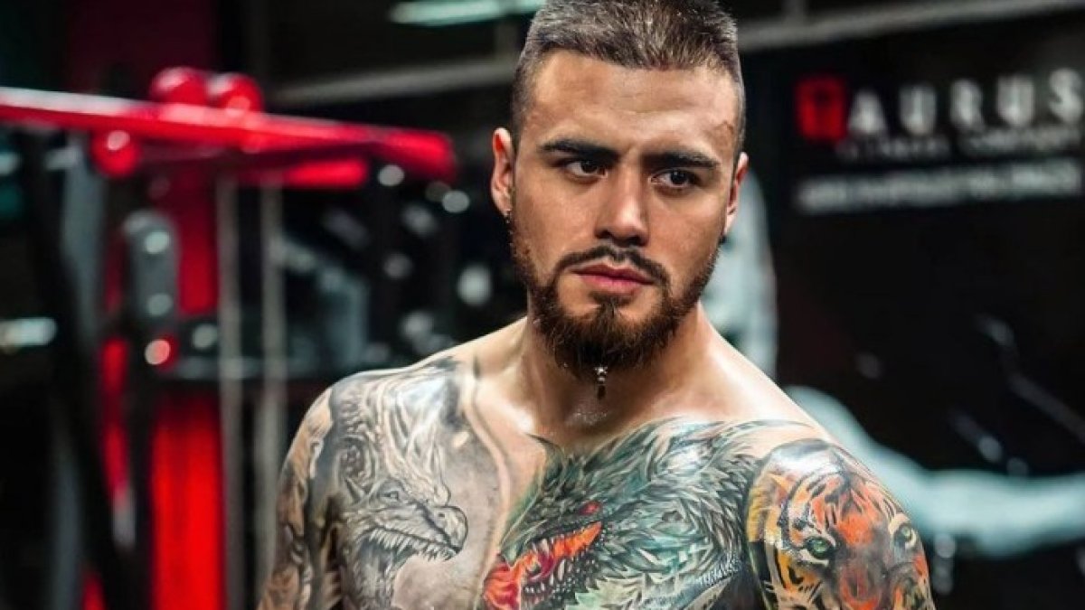 El modelo quiteño dice que Don Day llegó al espacio turco creyéndose divo.