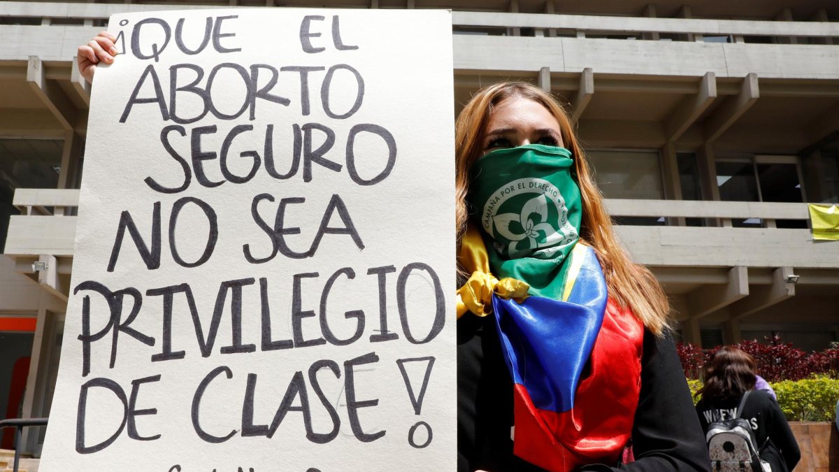 Manifestantes participan de una protesta que apoya la despenalización del aborto, frente a la sede de la Corte Constitucional hoy en Bogotá (Colombia).