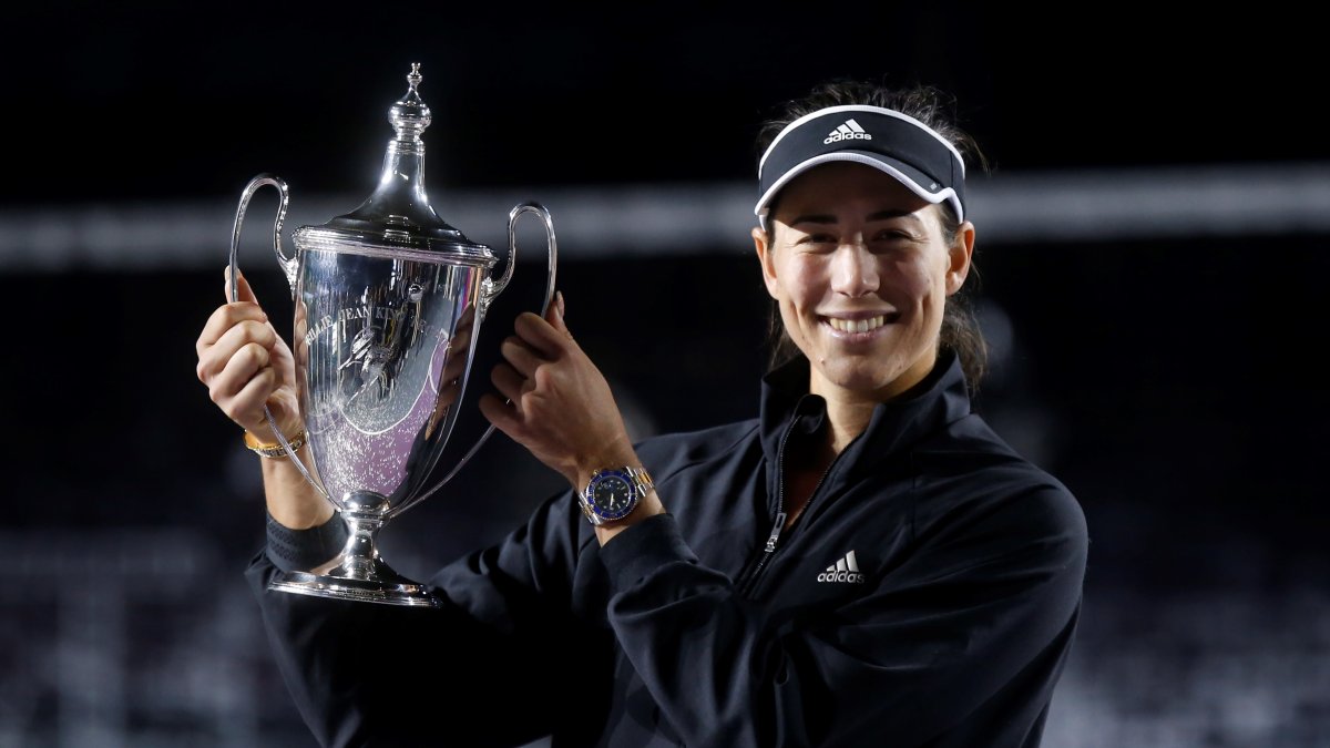 La española Garbiñe Muguruza posa con el trofeo de campeona del torneo de la Akron WTA Finals en Guadalajara.