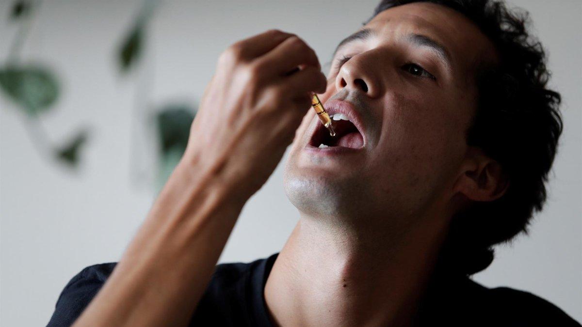 El chef Carlos Ossa toma unas gotas de cannabis medicinal durante una entrevista con Efe, el 25 de octubre de 2021 en Ciudad de Panamá (Panamá).