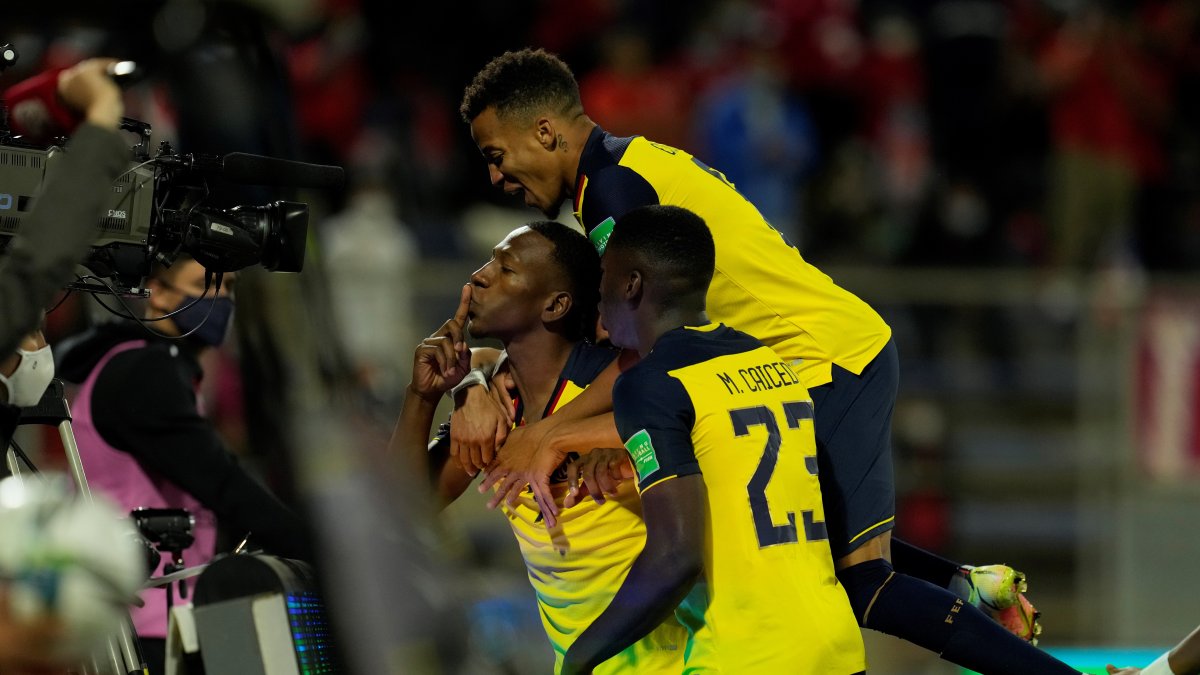Pervis Estupiñán (c) de Ecuador celebra un gol mandando a callar a sus detractores.