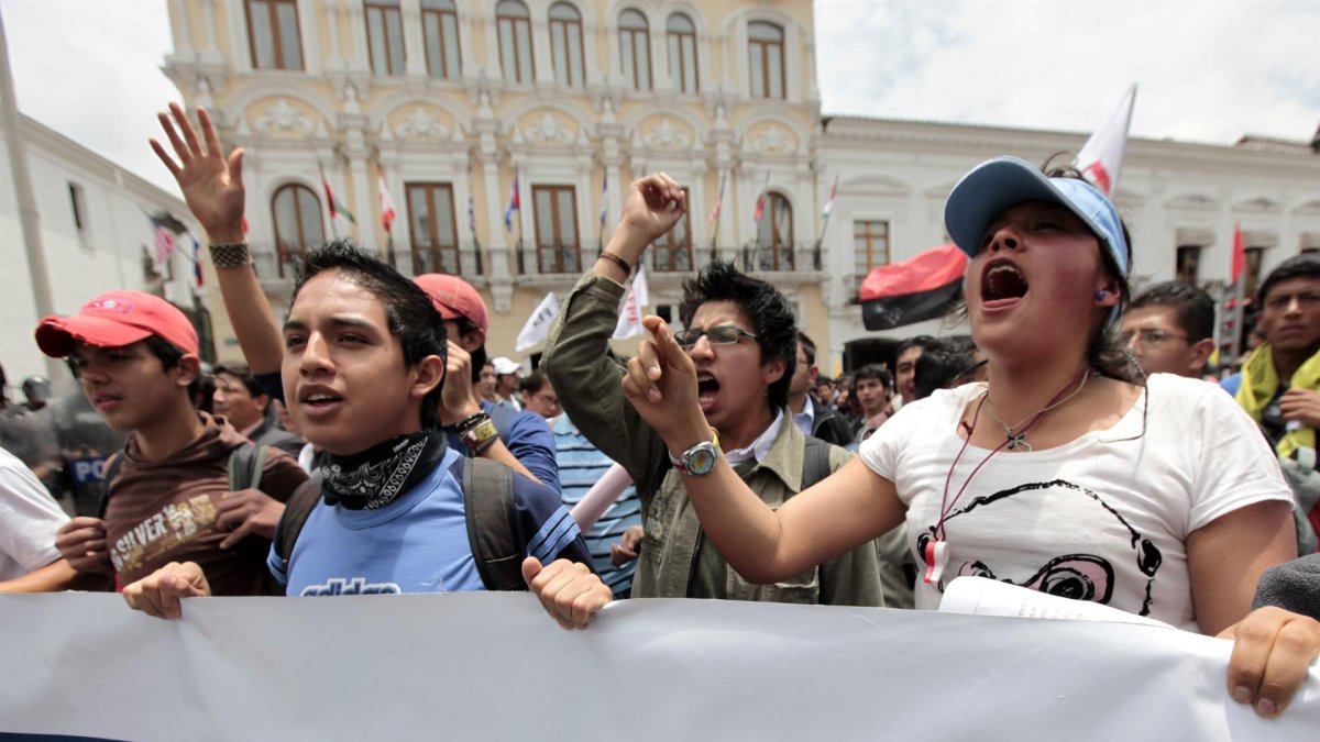 Estudiantes universitarios ecuatorianos protestando frente al Palacio de Gobierno en Quito (Ecuador), en una fotografía de archivo.