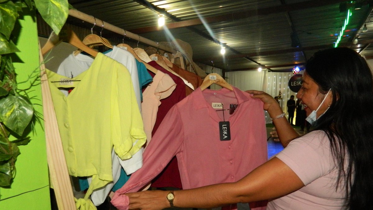 Indumentaria. El grupo está conformado por diez costureras de diferentes sectores del cantón. Ellas anhelan que más mujeres se sumen y que la marca llegue a otras ciudades como Guayaquil.