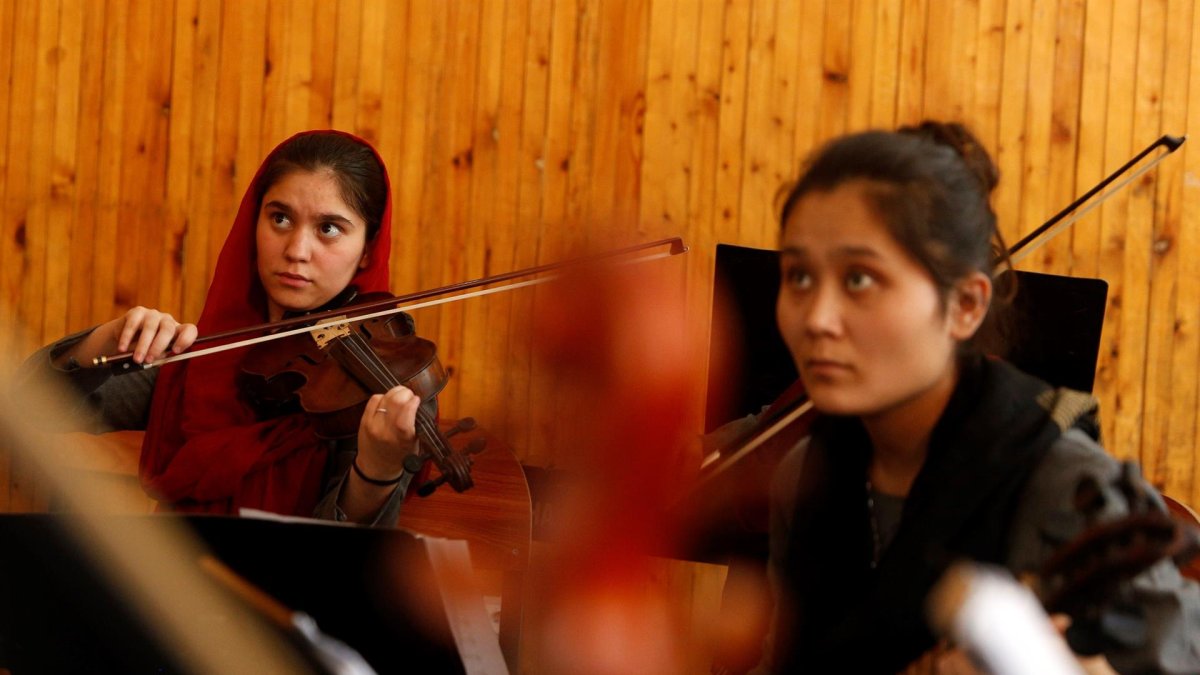 Estudiantes del Instituto Nacional de Música de Afganistán asisten a clase en Kabul (Afganistán).