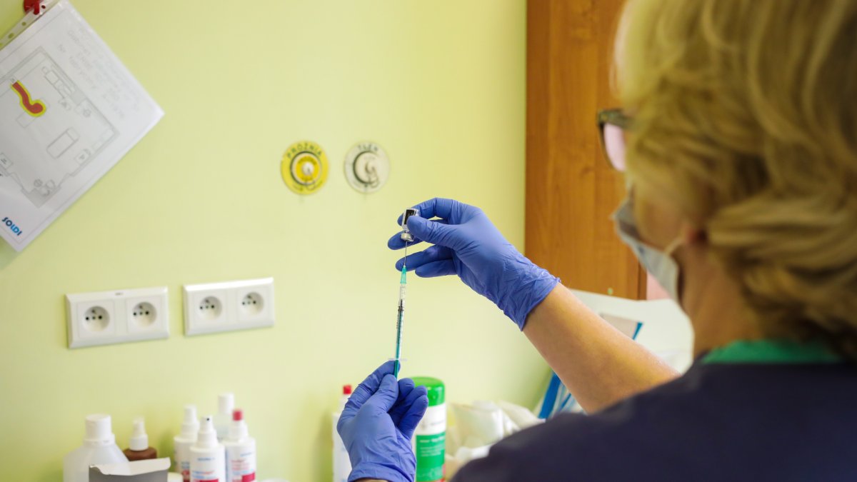 Una enfermera se prepara para administrar una dosis de la vacuna contra la COVID-19 en el Hospital muncipal de Poznan, Polonia. /Marek Zakrzewski