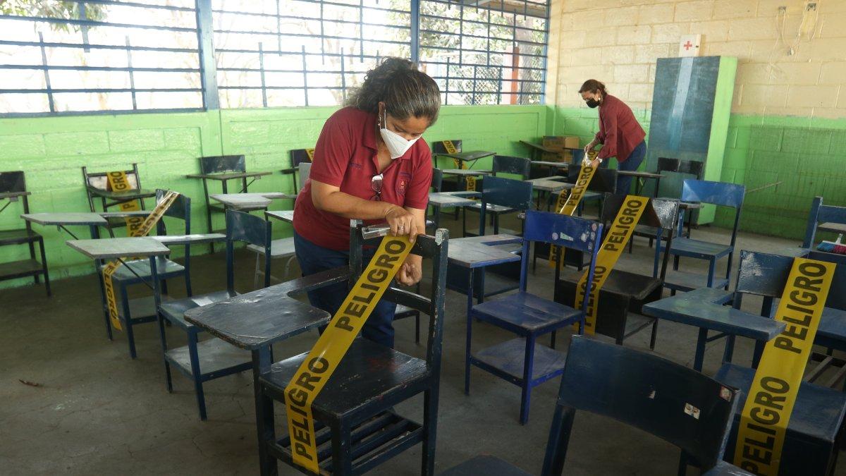 Padres de familia de la escuela Ángel Felicísimo Rojas, limpian y desinfectan las aulas del plantel.