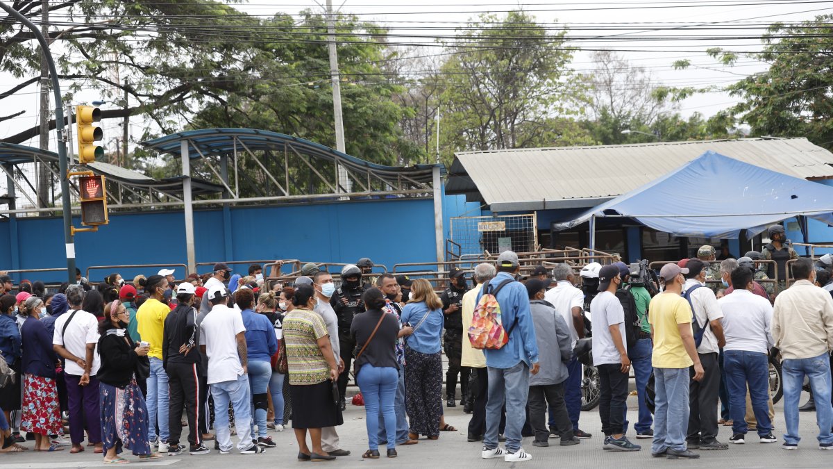 Familiares de privados de libertad en distintos pabellones se congregaron en los exteriores de la Penitenciaría del Litoral tras conocerse que hubo una masacre el 13 noviembre.