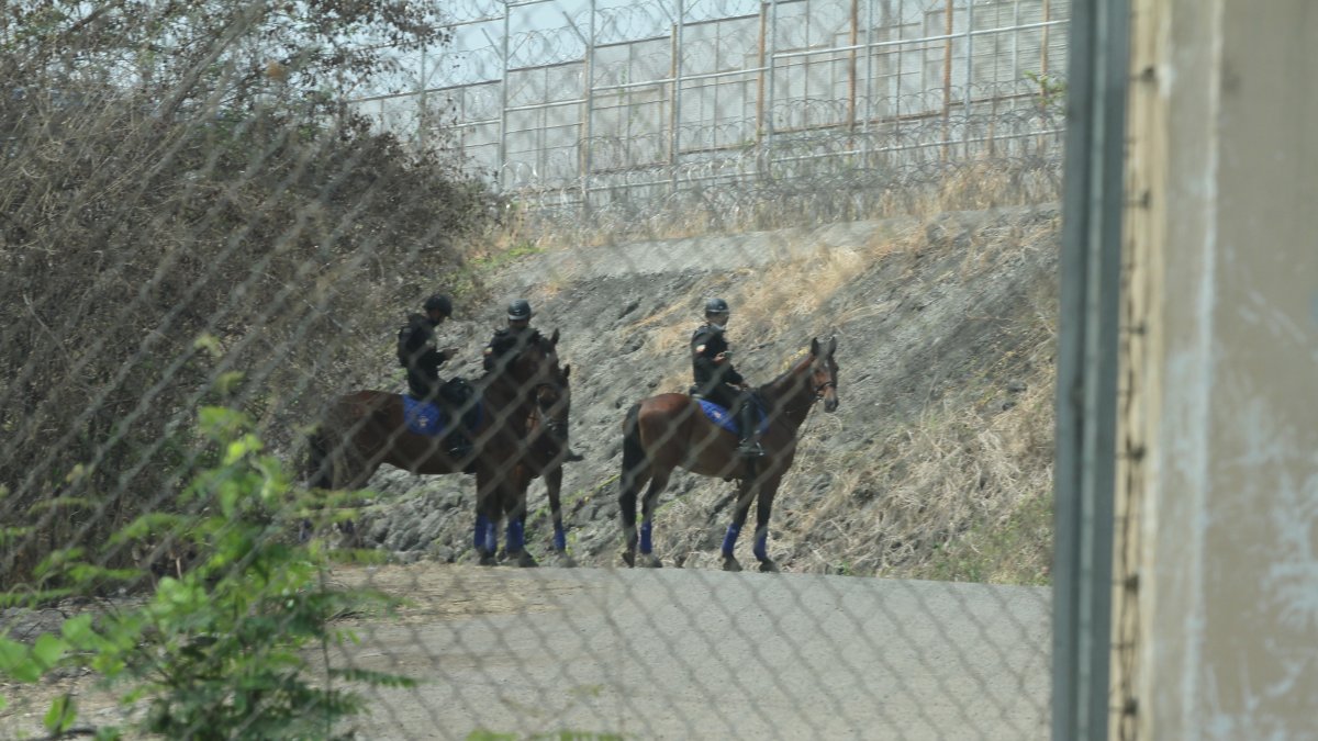 Tras lo ocurrido, militares vigilaban la cárcel regional de Guayaquil desde un cerro. En ese lugar está alias Fito.