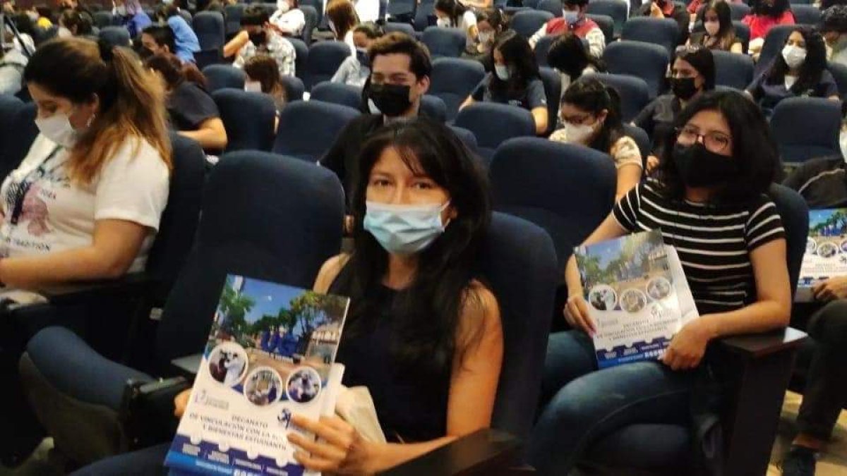 Las autoridades de la Universidad de Guayaquil dieron la bienvenida a los estudiantes.