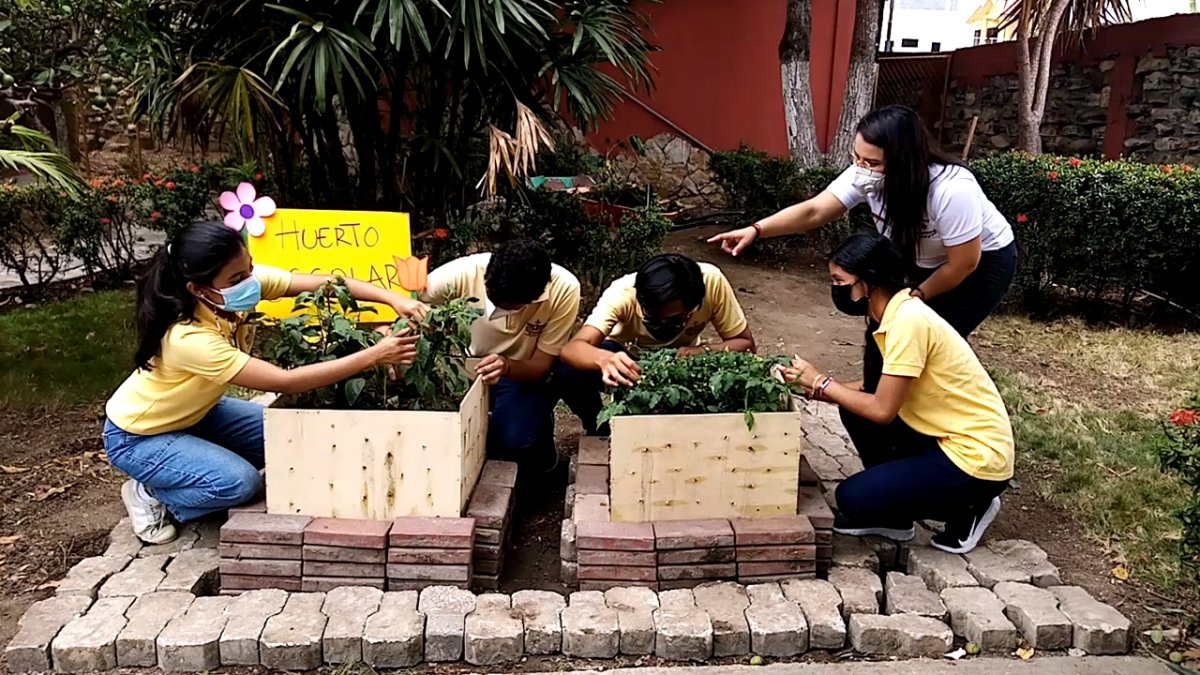 Alumnos de la Unidad Educativa Santiago Mayor están participando en el evento.