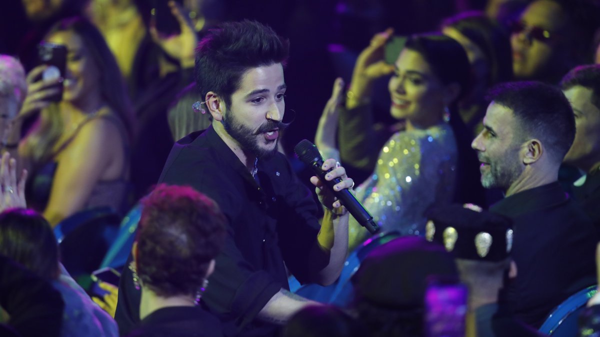 Camilo dedicó el premio a mejor álbum vocal pop a su hijo Índigo, “para que cuando nazca se sienta orgulloso u orgullosa de su papá”.