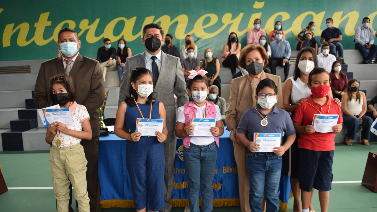 Un grupo de estudiantes que participaron en el certamen mundial de matemáticas.