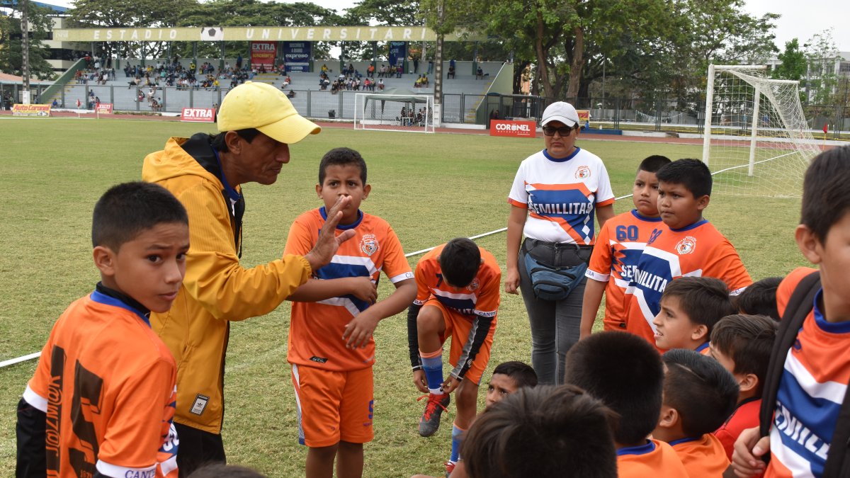 Carlos Ortega (naranja) y Jahaira Rodríguez (blanco) son los formadores del club Semillitas.