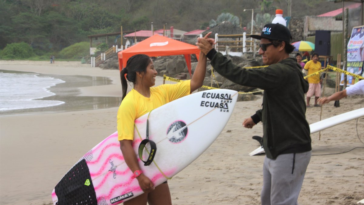 La surfista (i) oriunda de Engabao ganó dos títulos en el último torneo de Montañita.