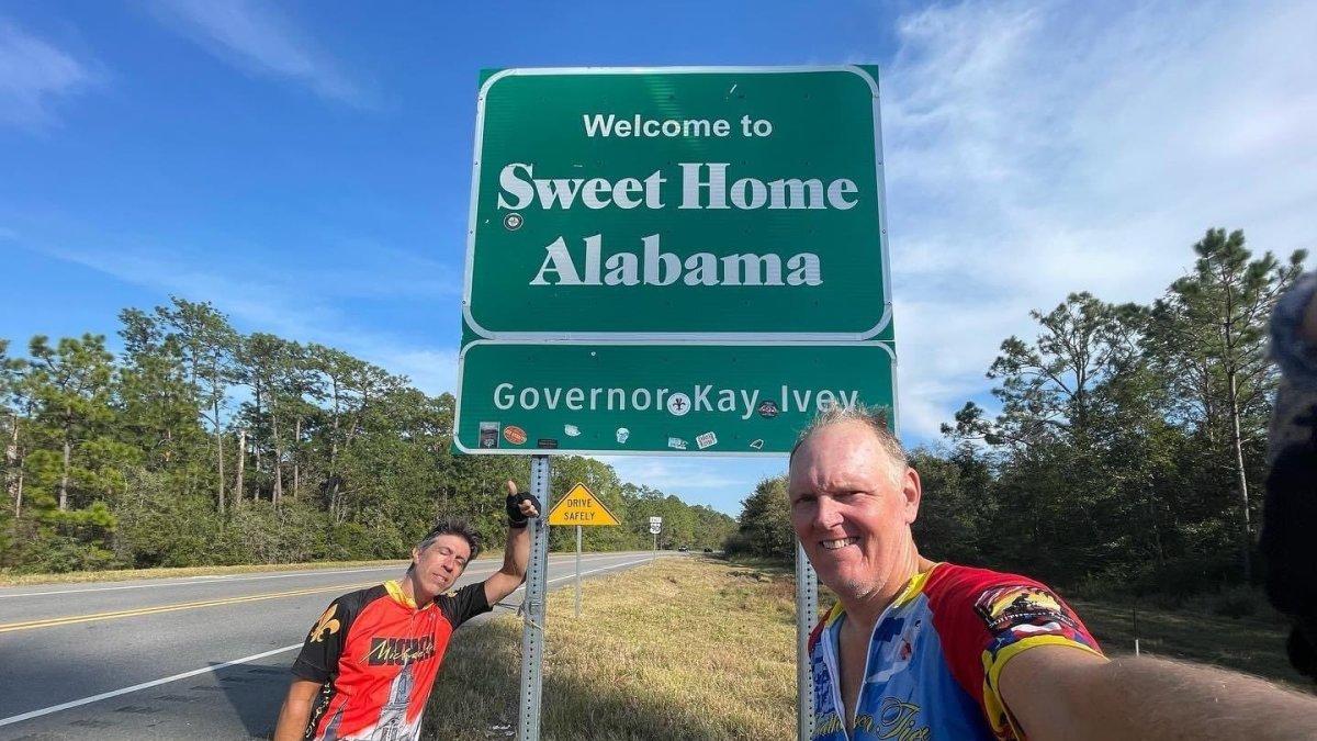 El pastor evangélico Doug Pagitt (d) a su llegada al estado de Alabama, en un recorrido de nueve semanas.